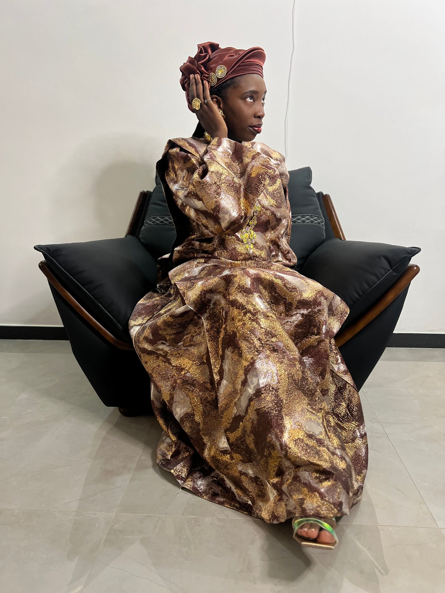 Costume traditionnel africain femme, boubou en brocart marron