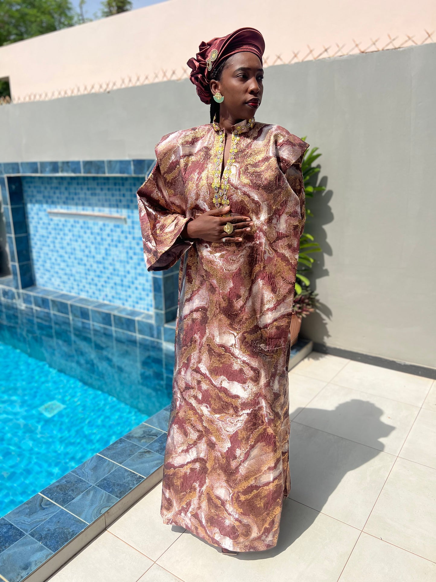 Costume traditionnel africain femme, boubou en brocart marron