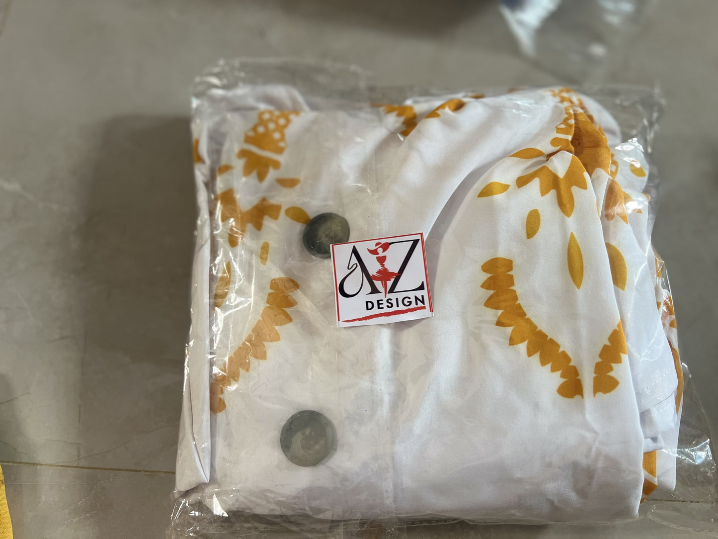 Ensemble 2 pièces pantalon 3/4 et chemise jaune et blanc
